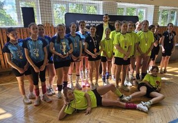 Sukces w turnieju siatkarskim o Puchar Dyrektora IV LO w Nowym Sączu