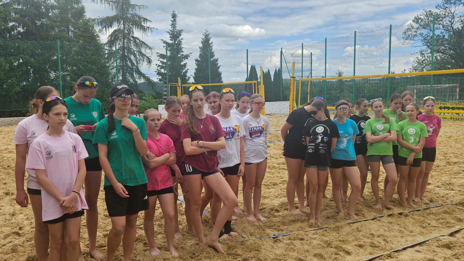 Półfinał wojewódzki w piłce siatkowej plażowej dziewcząt klas szóstych U-13.